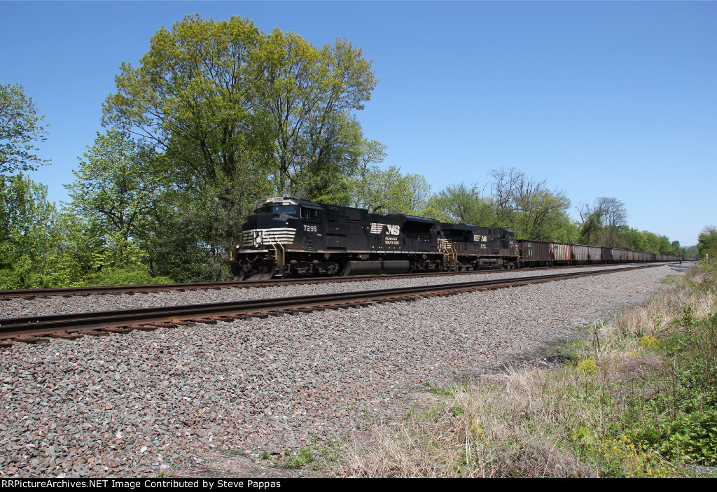 NS 7295 with a string of hoppers